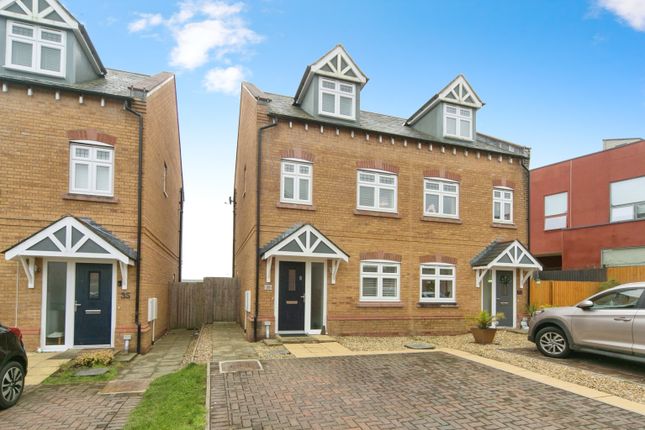 3 bedroom town house for sale