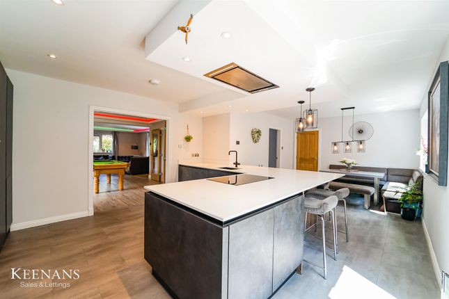 6 bedroom detached house for sale