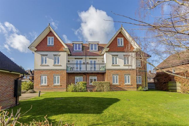 9 Magnolia Drive, Banstead 2 bed apartment for sale