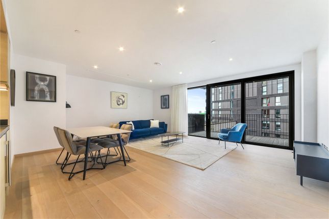 Viaduct Gardens, London, SW11 2 bed apartment for sale