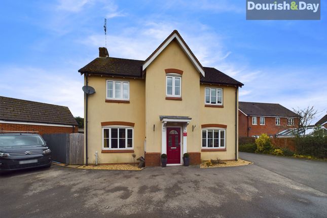 Swansmoor Drive, Stafford ST18 4 bed detached house for sale