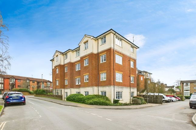 Kennedy Road, Horsham RH13 2 bed flat for sale