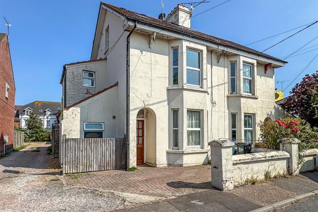 Beaconsfield Road, Littlehampton BN17 2 bed apartment for sale