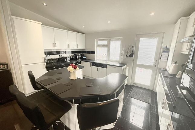 Palm Court, Battlesbridge, Wickford... 2 bed park home for sale