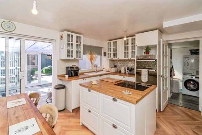 3 bedroom link detached house for sale