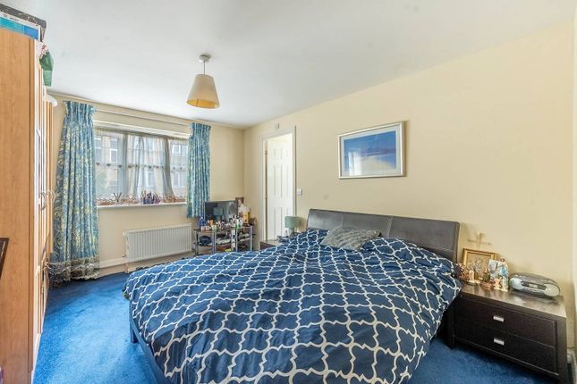 Symphony Close, Edgware, HA8 2 bed flat for sale
