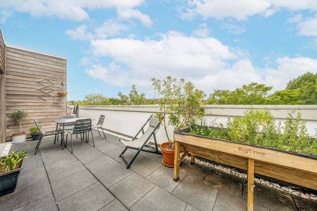 Holloway Road, London N7 2 bed flat for sale