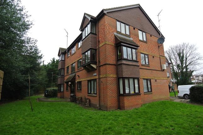 Dutch Barn Close, Stanwell TW19 2 bed flat for sale