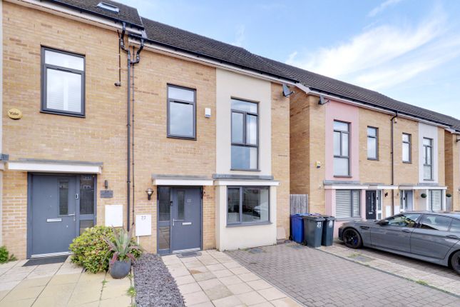 Marshfoot Close, Aveley RM15 3 bed semi