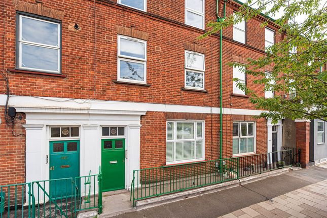 Garratt Lane, London, SW17 3 bed apartment for sale