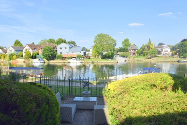 Straight Road, Old Windsor... 2 bed apartment for sale