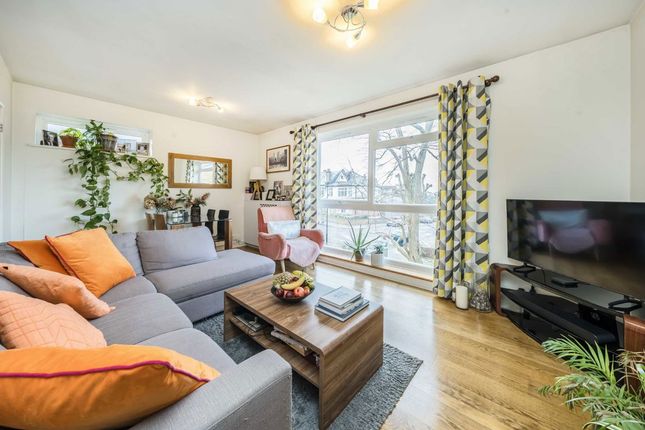 Vallance Road, London N22 3 bed flat for sale