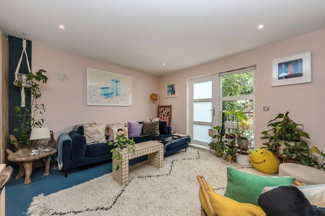 Reading Lane, London E8 3 bed flat for sale