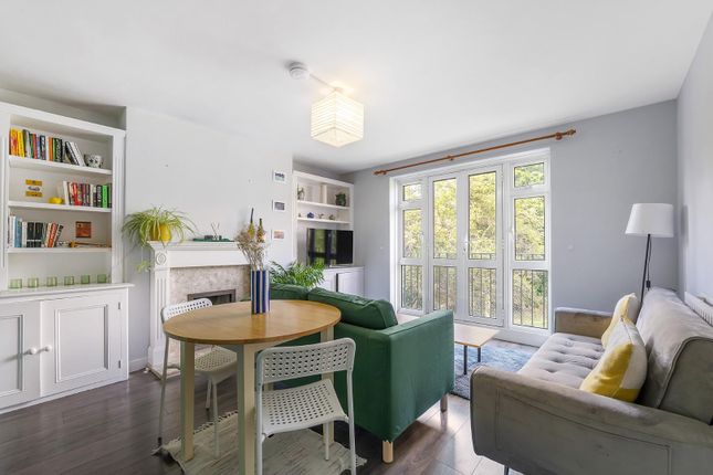 Trinity Gardens, SW9 3 bed flat for sale