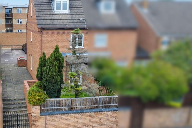 Gatehouse Court, Chilwell, Nottingham 3 bed semi