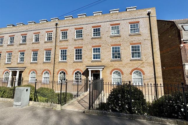 New Road, Rochester 2 bed flat for sale