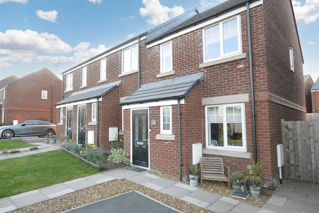 Hume Chase, Stone 2 bed end of terrace house for sale