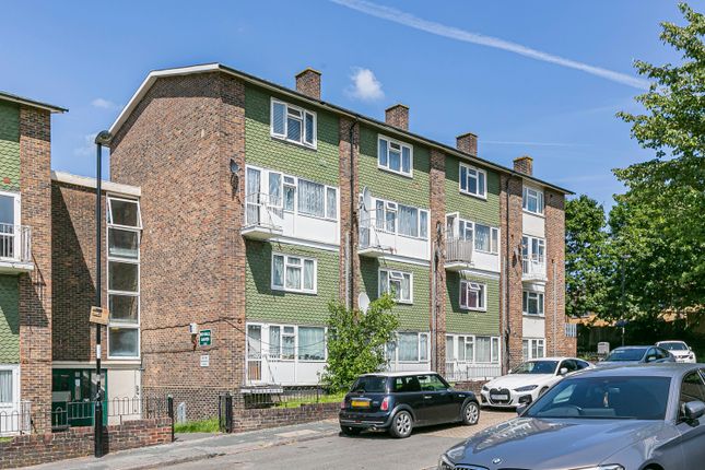 Frensham Drive, New Addington 2 bed maisonette for sale