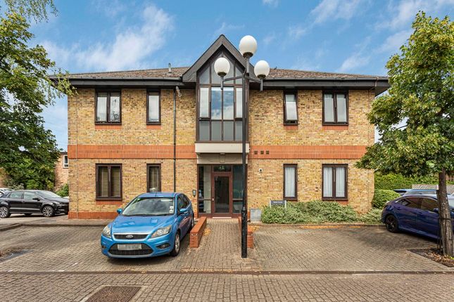 Hanworth Lane, Surrey KT16 2 bed apartment for sale