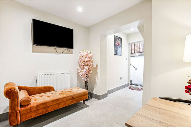 Warwick Road, London, W14 2 bed flat for sale