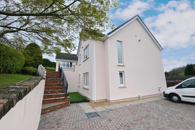 5 bed detached house