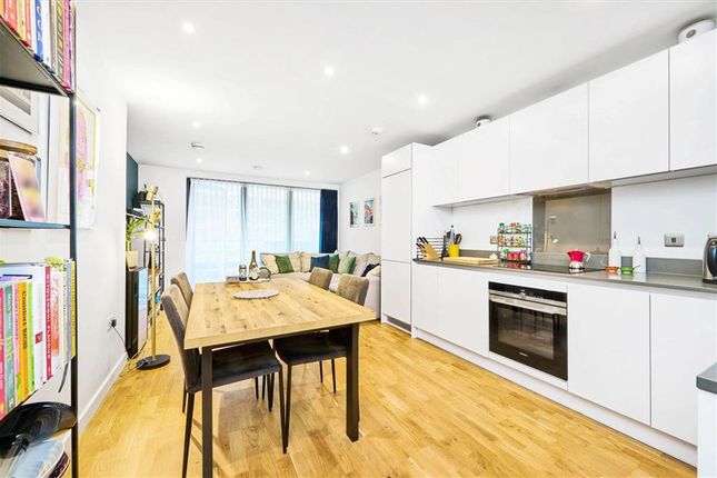 Hawthorne Crescent, London SE10 2 bed flat for sale