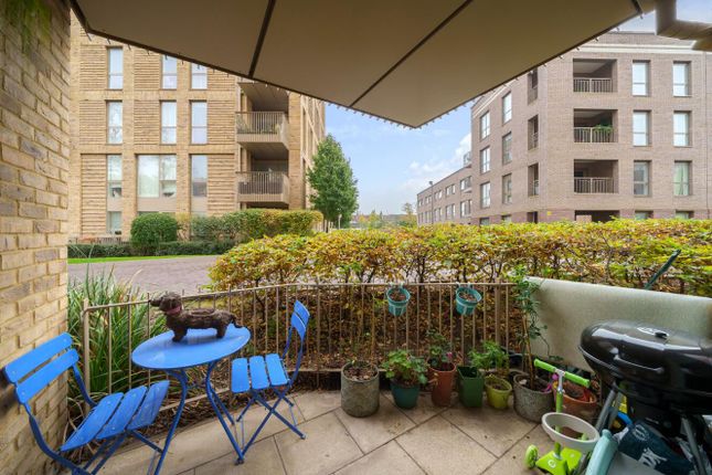 Adenmore Road, Catford, London, SE6 2 bed flat for sale