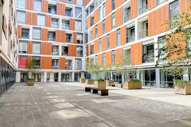 Cornell Square, Battersea, SW8 2 bed apartment for sale