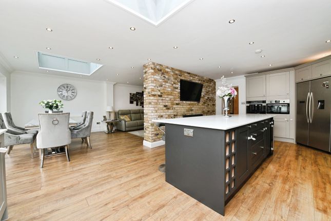 5 bed detached house
