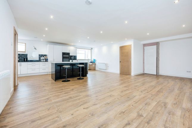3 bedroom flat for sale