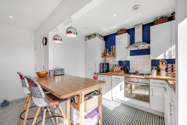 Caledonian Road, Islington, London, N7 2 bed flat for sale