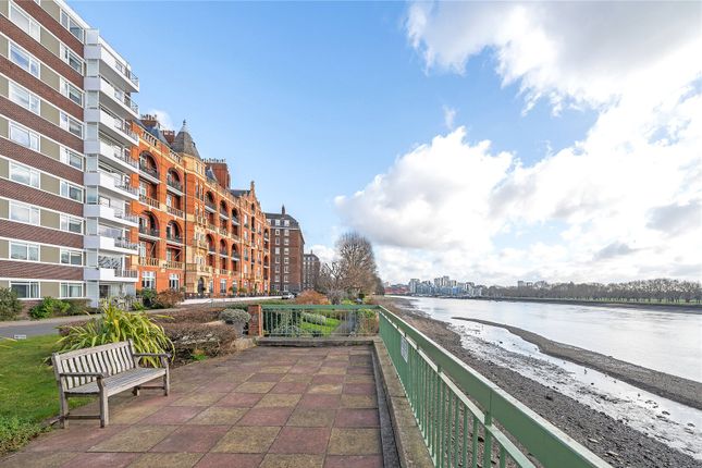 3 bedroom flat for sale