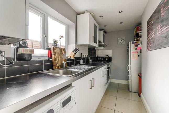 Acton Lane, Acton, London, W3 2 bed flat for sale