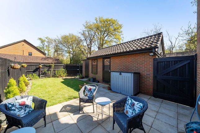 Bramley Walk, Surrey RH6 3 bed end of terrace house for sale