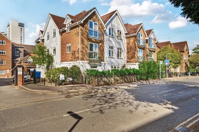 York Road, Surrey GU22 2 bed flat for sale