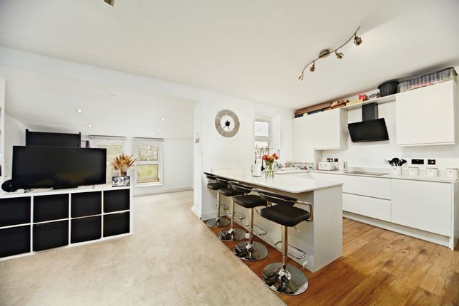 3 bedroom flat for sale