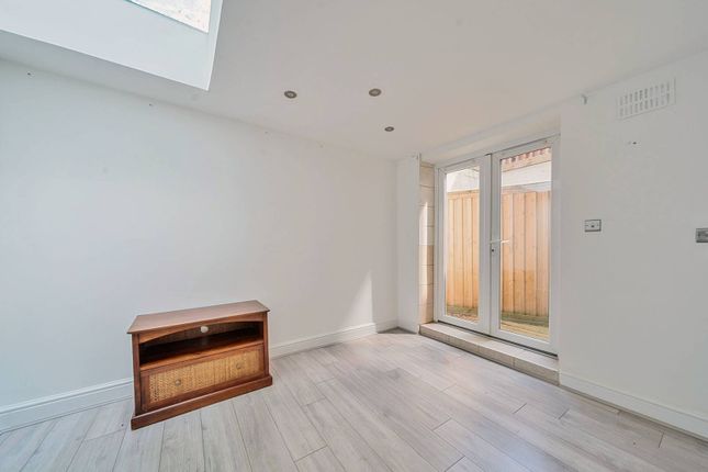 Englewood Road, Clapham South... 3 bed flat for sale