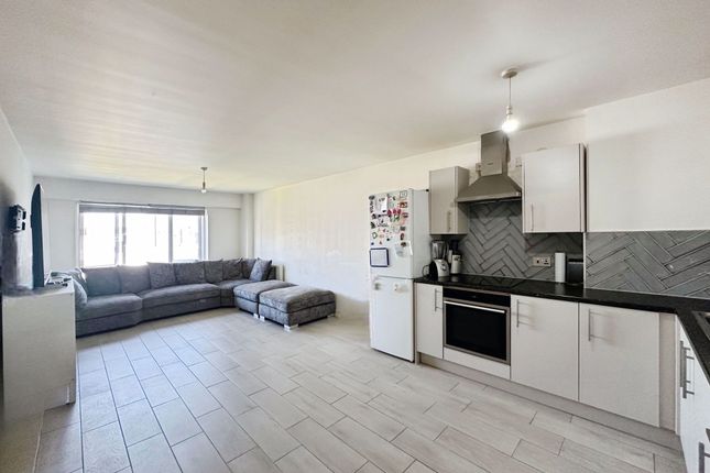Boulevard Drive, Allard House, NW9 2 bed flat for sale
