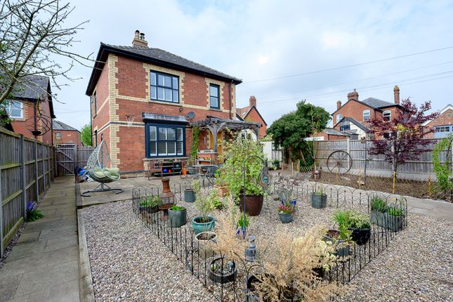4 bed detached house