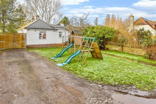 Pear Tree Lane, Dymchurch, Romney... 3 bed semi