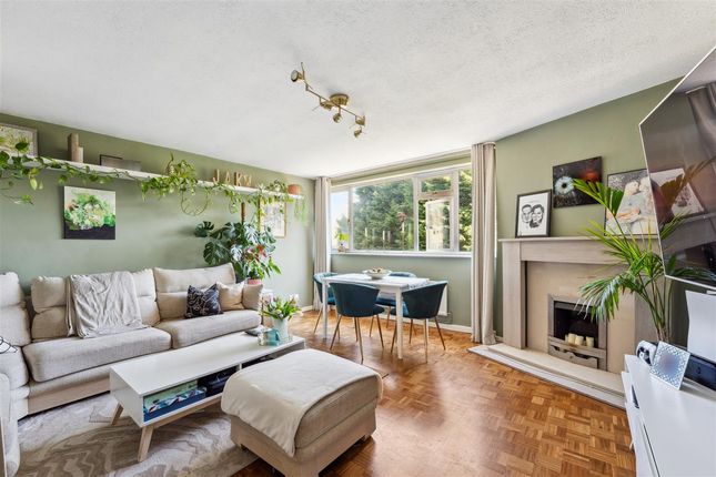 North Orbital Road, Denham Green 2 bed apartment for sale