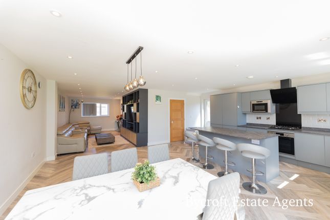 4 bed detached house