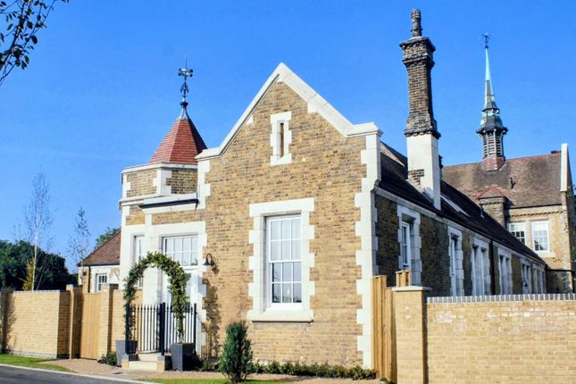 4 bedroom end of terrace house for sale