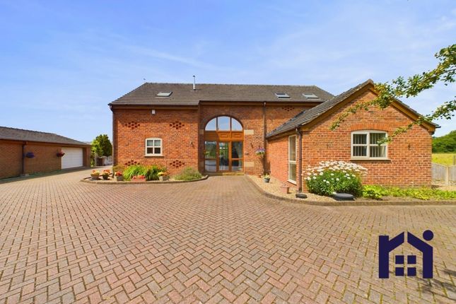 Longmeanygate, Midge Hall, PR26 6TD 4 bed barn conversion for sale