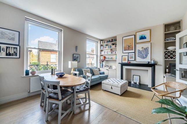 High Street, Hampton Wick, KT1 2 bed flat for sale