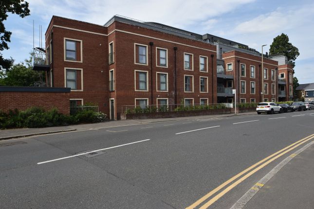 Queens Road, Weybridge, KT13 2 bed apartment for sale