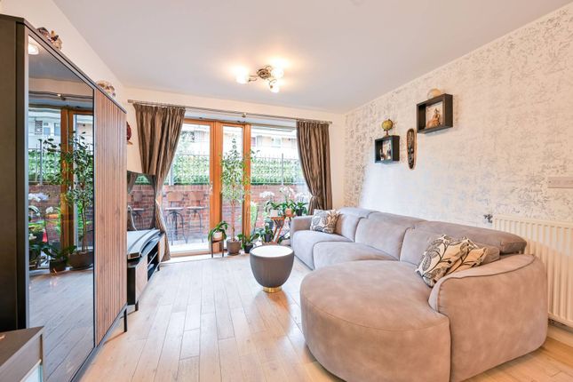 Chadwick House, Battersea, London, SW11 2 bed flat for sale