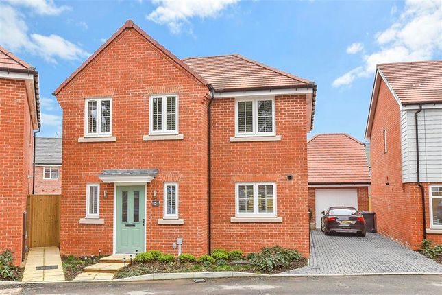 Farrenden Way, Chichester, West Sussex 3 bed detached house for sale