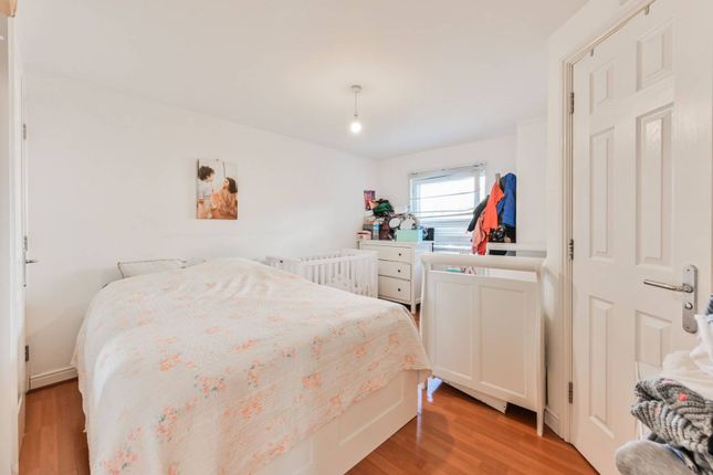 Winkfield Road, Wood Green, London, N22 2 bed flat for sale