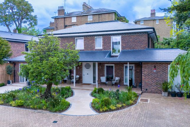 5 bed detached house